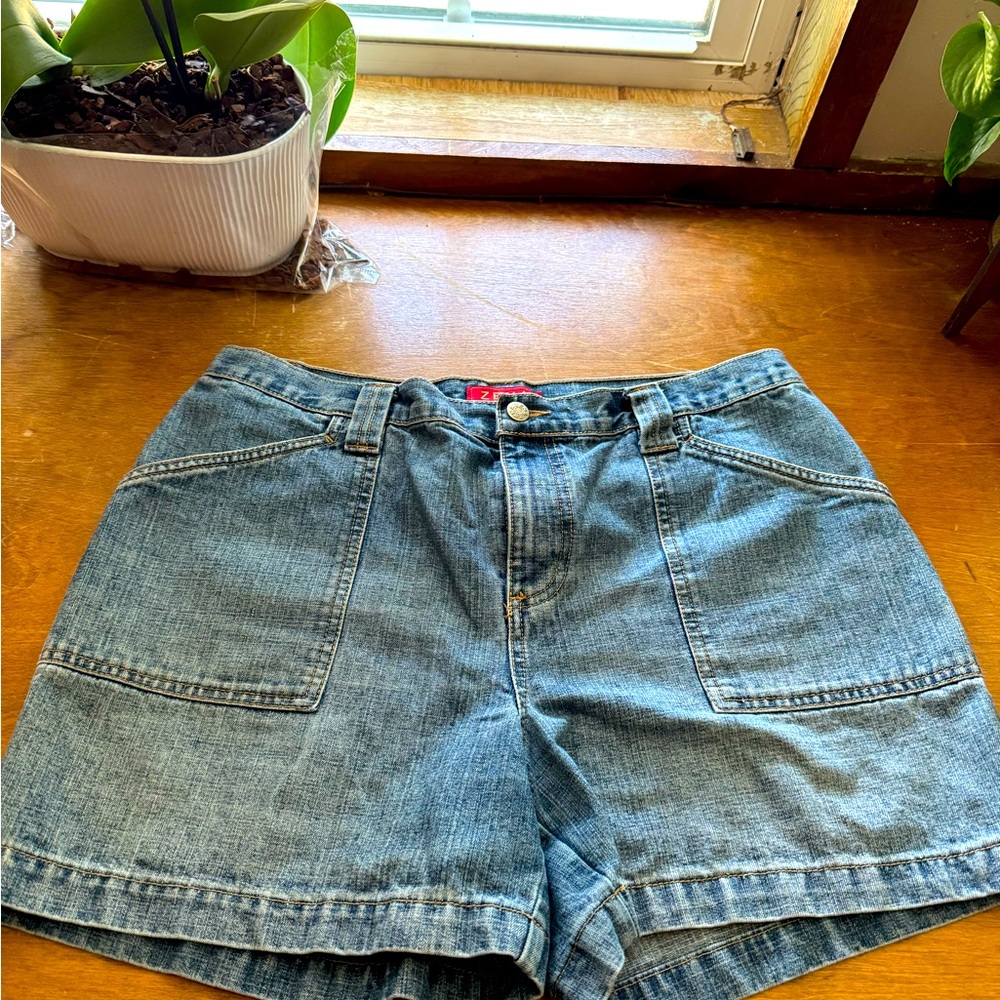 Zena Women's Vintage Denim Jean Shorts Size 14- small snag rear pocket.